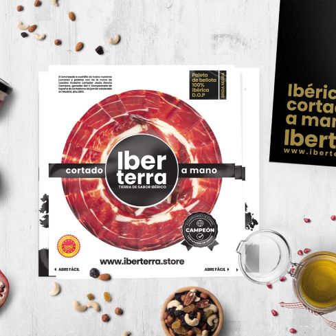 Paleta de bellota 100% ibérica D.O.P. Iberterra loncheada a cuchillo.